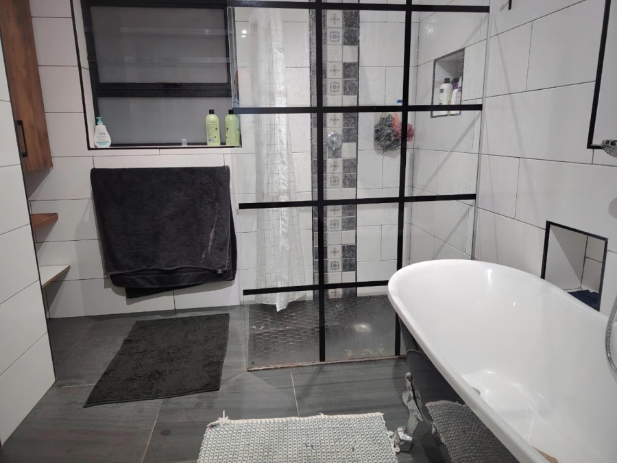 To Let 4 Bedroom Property for Rent in Loerie Park Western Cape